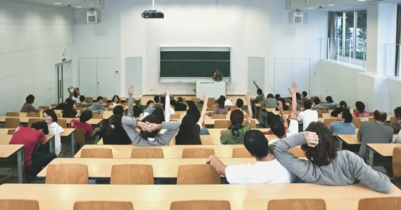Sala de aula com estudantes de engenharia de materiais
