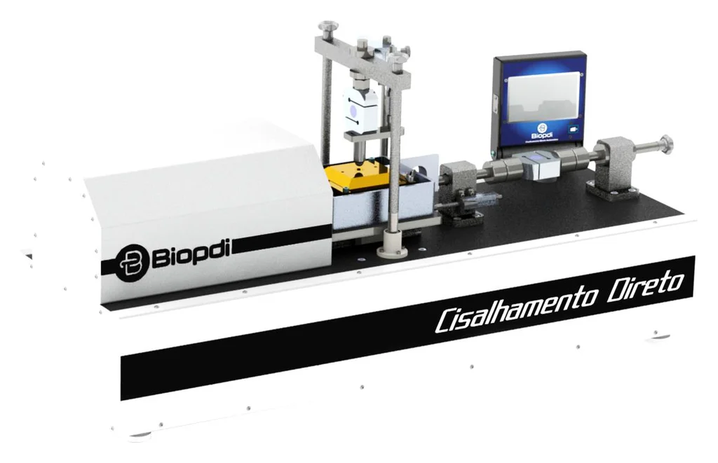 Prensa de cisalhamento direto elétrica automática Biopdi de 10 kN, com a caixa de cisalhamento no porta-amostra, o eixo vertical com célula de carga, o eixo horizontal e a tela touchscreen